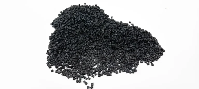 Sort bunke af plastpiller