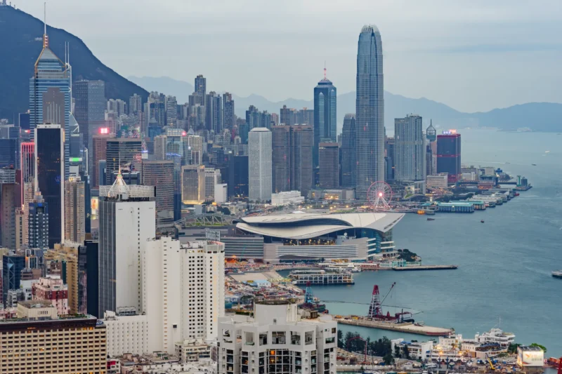 Hongkongs skyline med bugten