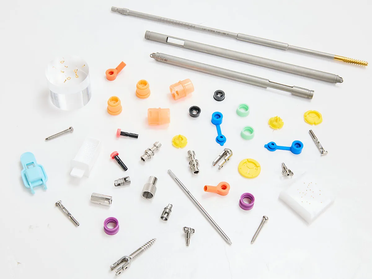 Petites pièces métalliques et plastiques