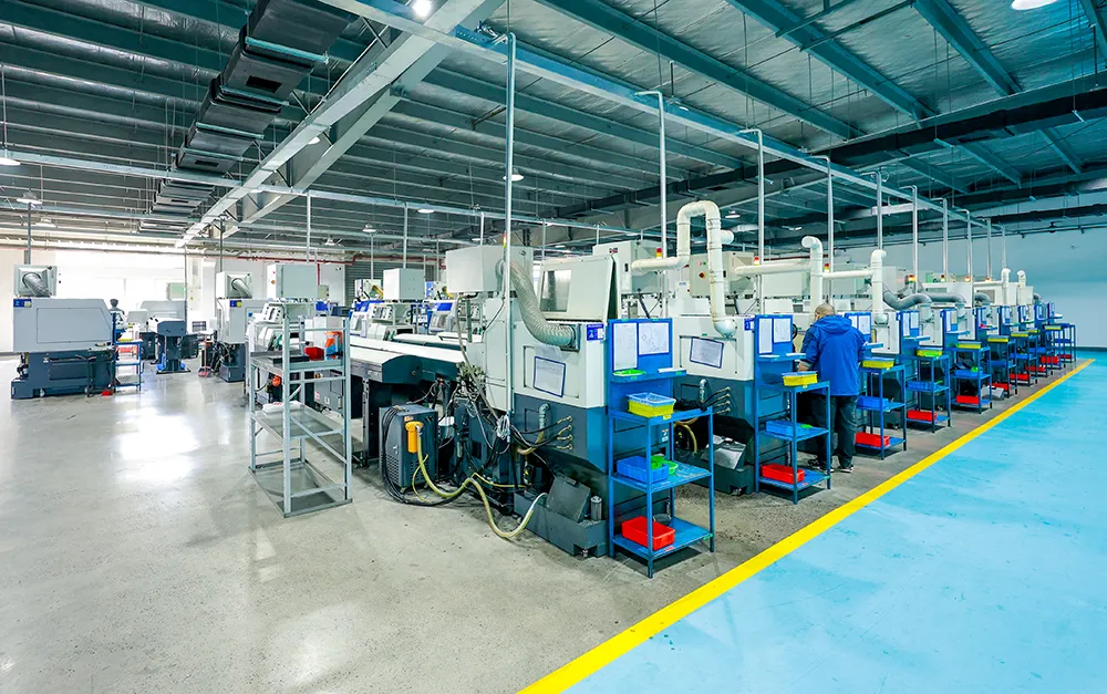 Moderne produktionslinje på fabriksgulvet